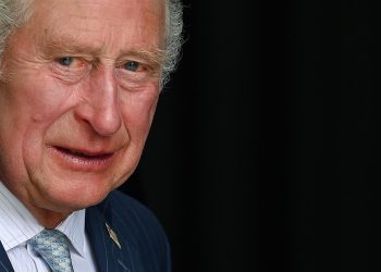 Carlos III aterriza en Londres para reunirse con Truss y dirigirse al país