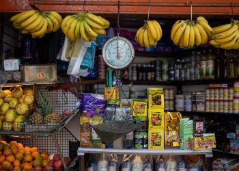 La canasta básica baja un 2 % en un mes, según el CENDAS
