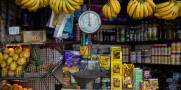 La canasta básica baja un 2 % en un mes, según el CENDAS