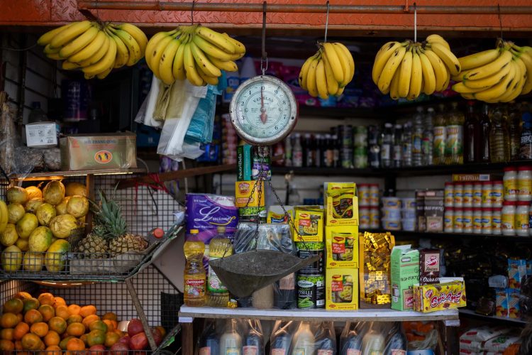 Fotografía de archivo de una tienda de abastos en Caracas (Venezuela). EFE/Rayner Peña R.
