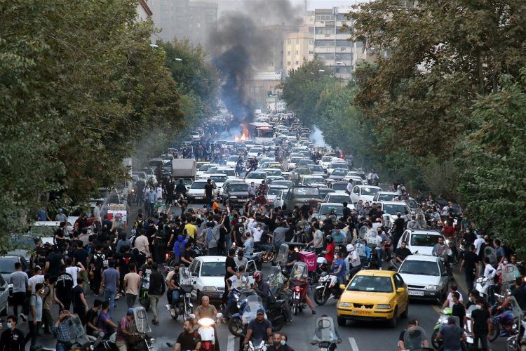 Choques de manifestantes con la policía durante una protesta tras la muerte de Mahsa Amini en Teherán el 21 de septiembre de 2022. EFE/EPA/STR
