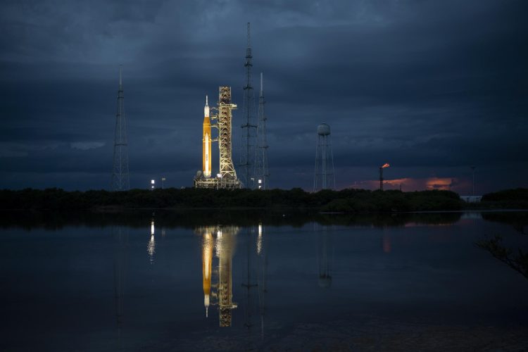 Fotografía cedida por la NASA de los preparativos del lanzamiento de la misión Artemis I, el 31 de agosto de 2022. EFE/Joel Kowsky/NASA