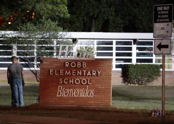 Alumnos recelosos vuelven a clases en Uvalde tres meses después de la matanza