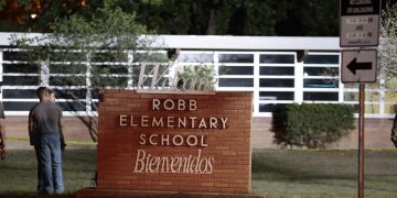 Alumnos recelosos vuelven a clases en Uvalde tres meses después de la matanza