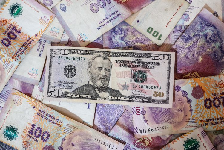 Fotografía de billetes de dolares y pesos argentinos, en Buenos Aires (Argentina). EFE/ Juan Ignacio Roncoroni