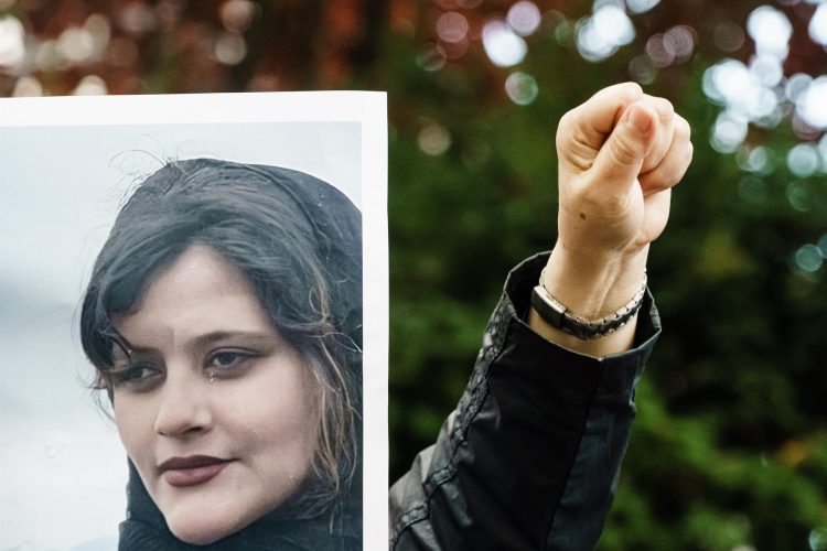 Imagen de una manifestación en Alemania en la que se enarboló una foto de Mahsa Amini, la joven que murió en Irán tras ser detenida por llevar mal puesto el velo islámico. EFE/EPA/CLEMENS BILAN
