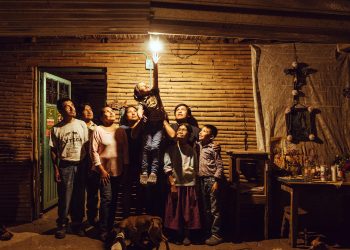 Pueblos rurales de México por fin ven la luz gracias a los paneles solares