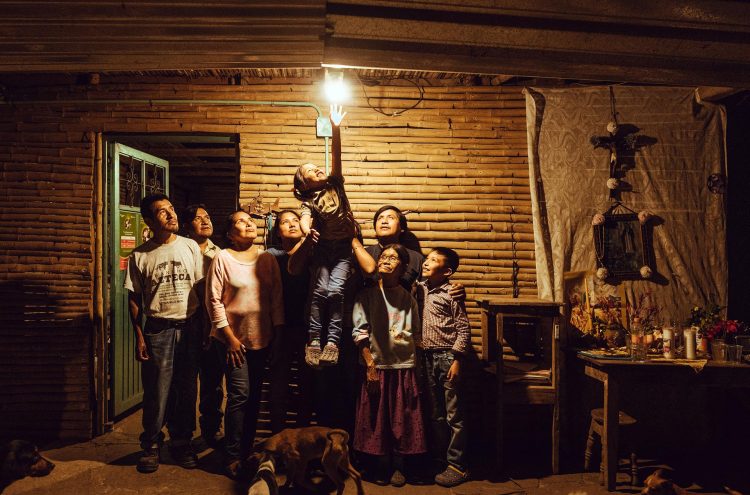 Fotografía cedida por Iberdrola México que muestra a una familia posando bajó la luz de una bombilla eléctrica, en la comunidad de Achiquico, municipio de Tamazunchale, San Luis Potosí (México). EFE/ Iberdrola México