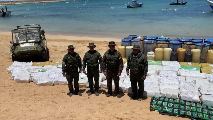 Militares incautan el mayor alijo de marihuana de la última década, al decomisar, en el estado Falcón  2.856,850 kilos de esta droga. EFE/Capura de video