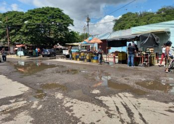 Autoridades valeranas inspeccionan alrededores del Mercado Municipal