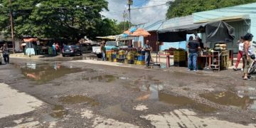 Autoridades valeranas inspeccionan alrededores del Mercado Municipal