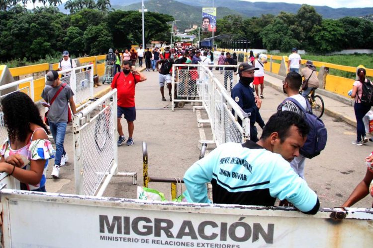 Los puentes internacionales están siendo acondicionados para lo que será la apertura de frontera. Foto: Carlos Eduardo Ramírez