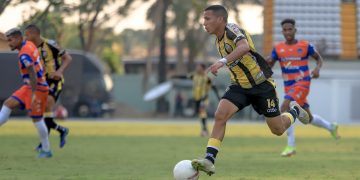 El aurinegro ganó y mantiene la ilusión de formar parte del G4