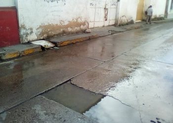 Denuncian desbordamiento de aguas negras en céntrica calle Miranda de Boconó
