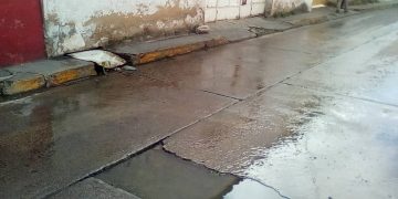 Denuncian desbordamiento de aguas negras en céntrica calle Miranda de Boconó