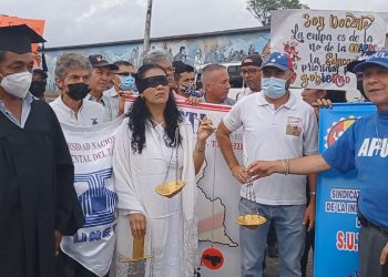 «La Diosa de la Justicia» acompañó a los trabajadores públicos en protesta 