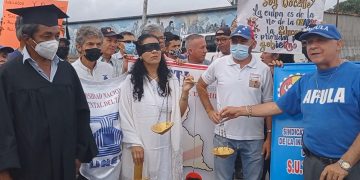 «La Diosa de la Justicia» acompañó a los trabajadores públicos en protesta 