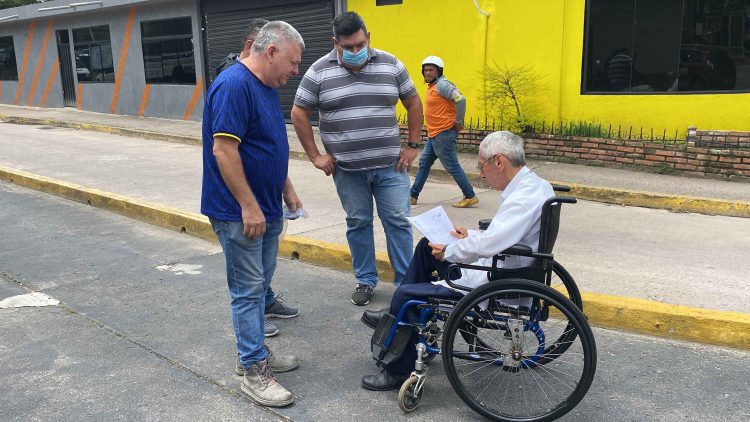 Walter Márquez junto a comerciantes afectados en el Hospital Central de San Cristóbal. Foto cortesía