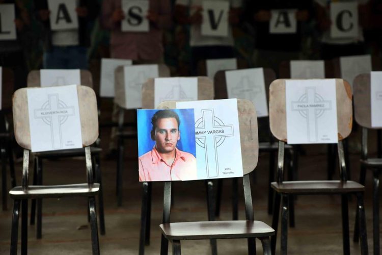 Con sillas vacías recordaron a las víctimas sin justicia