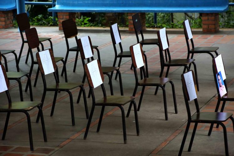 Con sillas vacías recordaron a las víctimas sin justicia