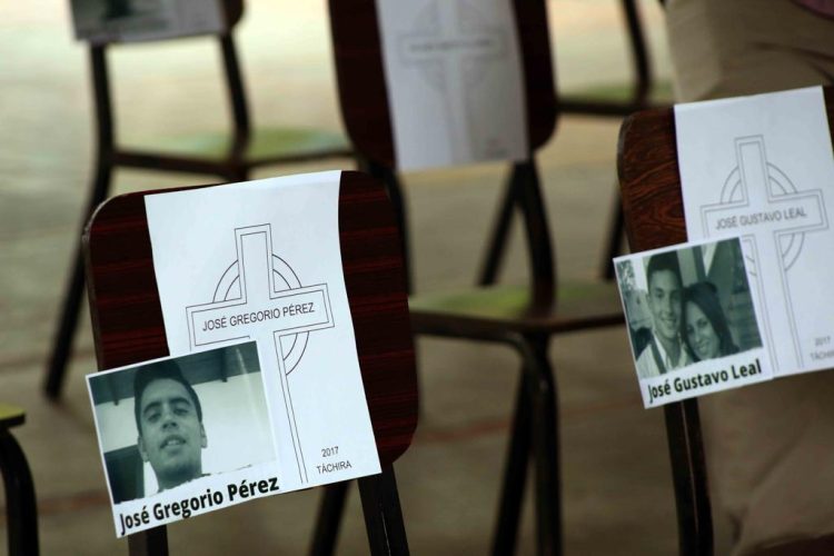 Con sillas vacías recordaron a las víctimas sin justicia