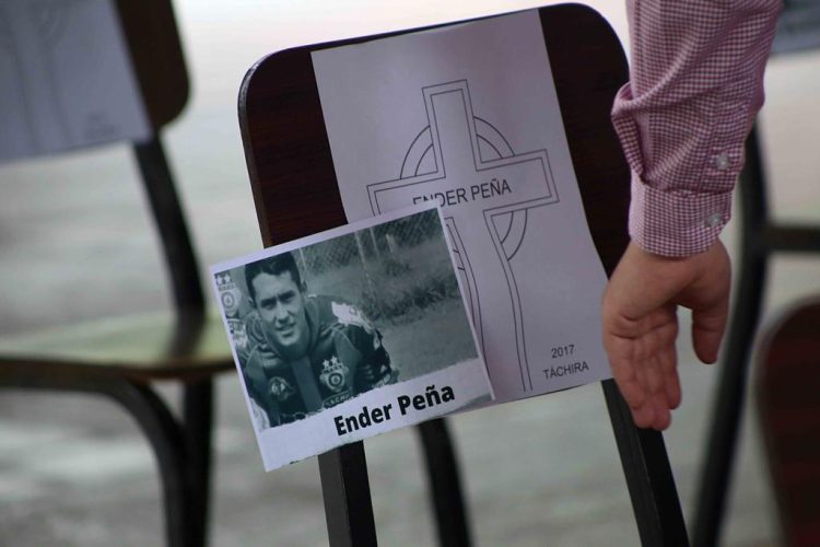 Con sillas vacías recordaron a las víctimas sin justicia