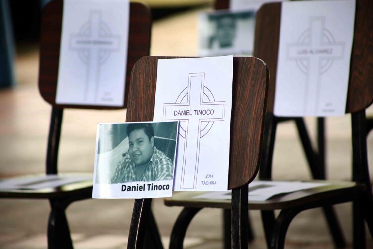 Con sillas vacías recordaron a las víctimas sin justicia