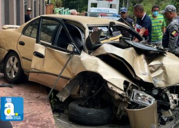 Accidente de tránsito en Carmona deja varias personas lesionadas