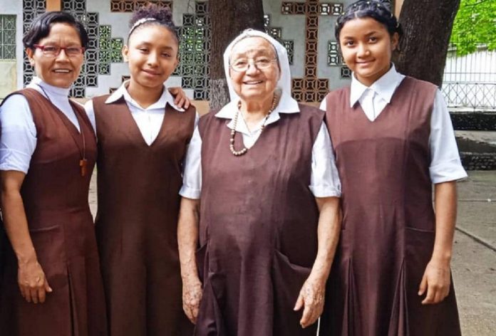 Yaxury, segunda de izquierda a derecha, junto a integrantes de la congregación Hermanas Franciscanas. (Foto cortesía).