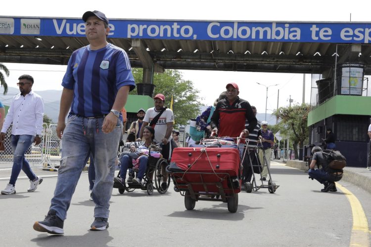Un grupo de migrantes fue registrado este domingo, 25 de septiembre, al cruzar la frontera entre Colombia y Venezuela, sobre el Puente Internacional Simón Bolívar, que une a La Parada (Colombia) y San Antonio del Táchira (Venezuela). EFE/Carlos Ortega