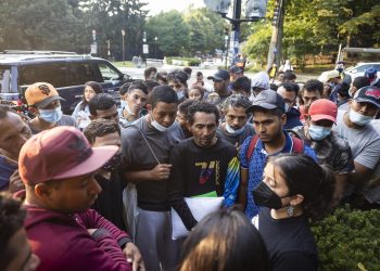 Texas manda buses con un centenar de migrantes a la residencia de Kamala Harris