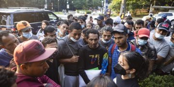 Texas manda buses con un centenar de migrantes a la residencia de Kamala Harris