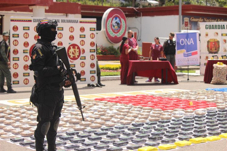 Fotografía de archivo en la que se registró a militares de la Guardia Nacional Bolivariana (GNB) al mostrar un decomiso de narcóticos, durante un operativo antidrogas, en San Cristóbal, estado Táchira (Venezuela). EFE/Johnny Parra