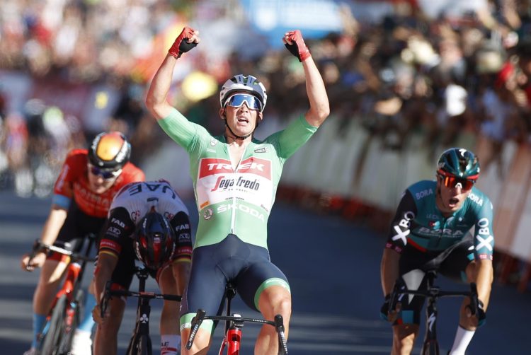 El ciclista danés Mads Pedersen, del equipo Trek-Segafredo y líder de la regularidad, celebra tras proclamarse vencedor de la decimosexta etapa de la Vuelta a España, entre Sanlúcar de Barrameda y Tomares sobre 189,4 kilómetros. EFE