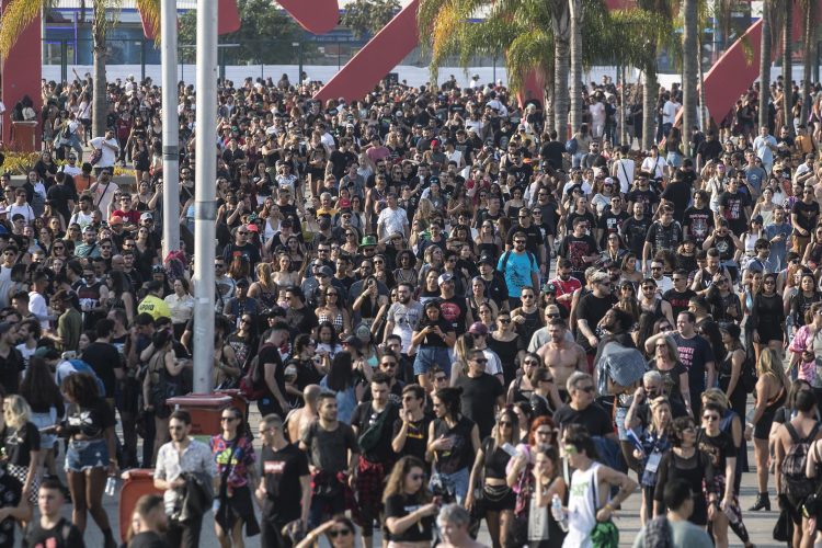 Miles de personas participan del Festival de música Rock in Rio, en la ciudad de Río de Janeiro (Brasil). EFE/Antonio Lacerda