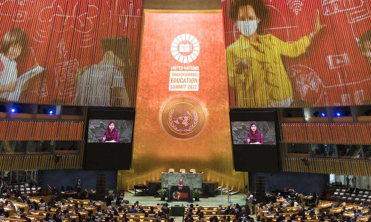 La premio Nobel de la Paz Malala Yousafzai habla en la apertura de la Cumbre sobre la Transformación de la Educación, este 19 de septiembre de 2022, en la sede de la ONU, en Nueva York. EFE/Justin Lane