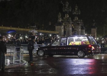 Los restos de Isabel II llegan al palacio de Buckingham