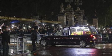 Los restos de Isabel II llegan al palacio de Buckingham