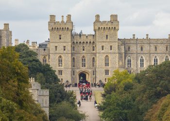 El féretro de Isabel II entra en la bóveda real en Windsor