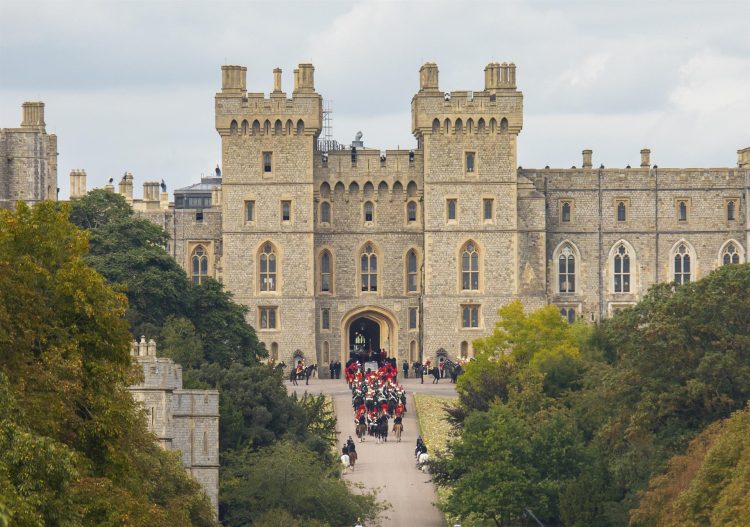 El féretro de la reina Isabel II llega al Castillo de Windsor este lunes 19 de septiembre. EFE/EPA/JON ROWLEY