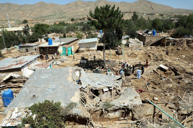 Un grupo de personas comprueba este jueves los daños sufrido en sus casas tras las inundaciones en Quetta, provincia paquistaní de Baluchistán. EFE/EPA/JAMAL TARAQAI