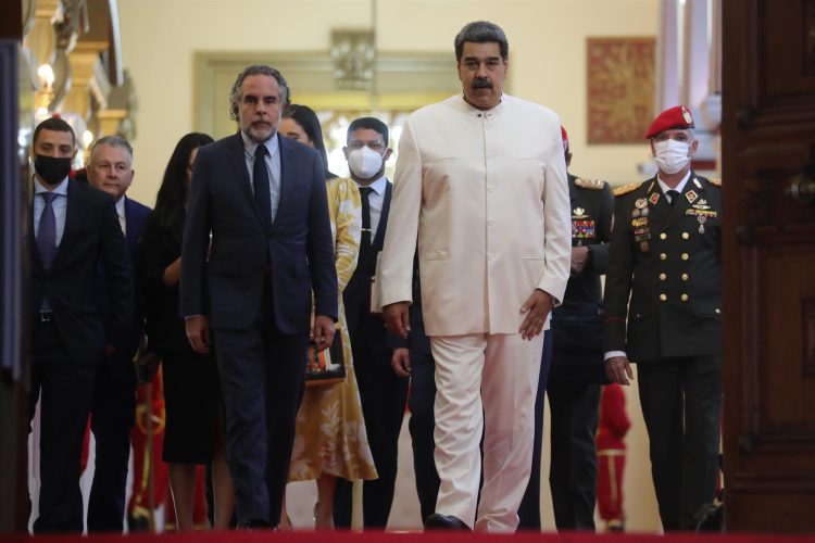 Nicolás Maduro, camina ayer junto al nuevo embajador de Colombia en el país, Armando Benedetti (c-i), en el Palacio de Miraflores en Caracas (Venezuela). EFE/ Miguel Gutiérrez