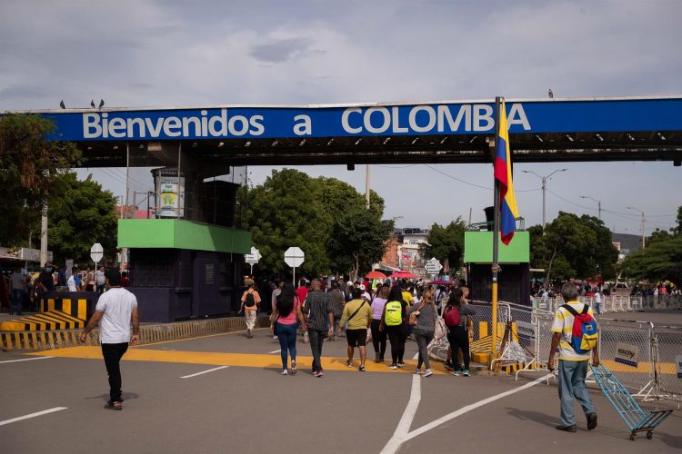 Personas cruzan el Puente Internacional Simón Bolívar rumbo a Cúcuta, Norte de Santander (Colombia), este 27 de septiembre de 2022. EFE/Rayner Peña