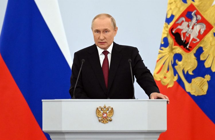 El presidente ruso, Vladimir Putin, habla durante una ceremonia para firmar tratados de adhesión de nuevos territorios a Rusia en Moscú este viernes. EFE/EPA/GRIGORY SYSOEV/SPUTNIK/KREMLIN POOL