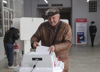 Los rusos votan con la mente puesta en Ucrania