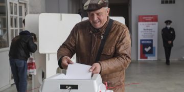 Los rusos votan con la mente puesta en Ucrania