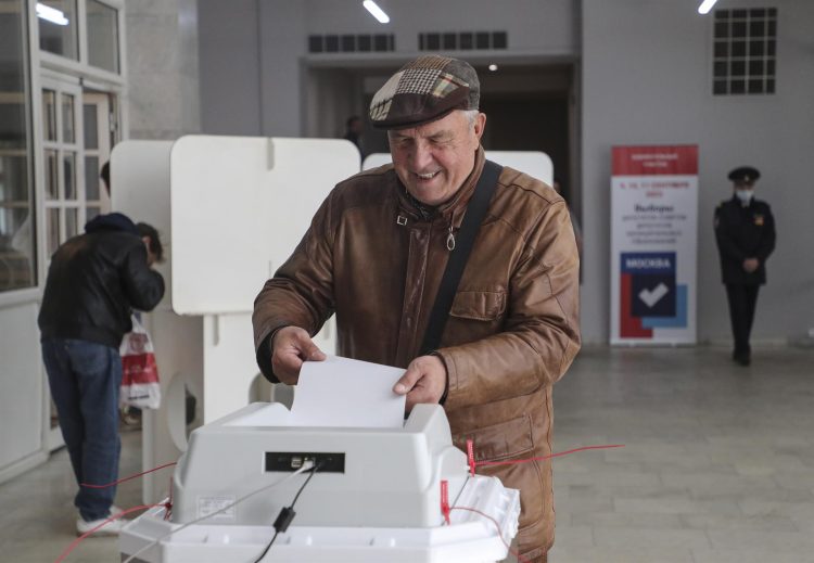 Un hombre emite su voto en una mesa electoral en Moscú. EFE/EPA/MAXIM SHIPENKOV