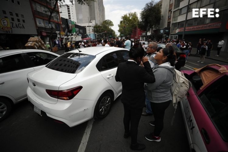 Personas permanecen en las calles hoy, después de activarse la alerta sísmica en la Ciudad de México (México). EFE/José Méndez