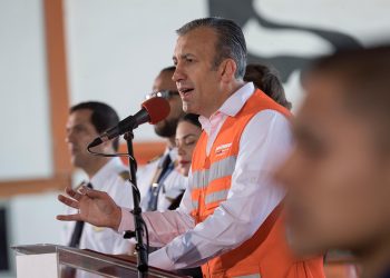 Bomberos controlan incendio en muelle Guaraguao de PDVSA