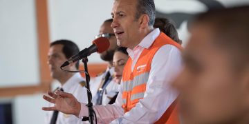 Bomberos controlan incendio en muelle Guaraguao de PDVSA